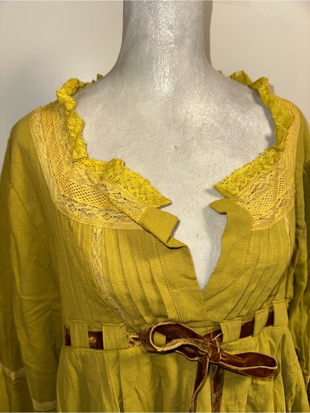 Chartreuse Green Vintage-Inspired Lace Trim Dress - Picture 3 of 11